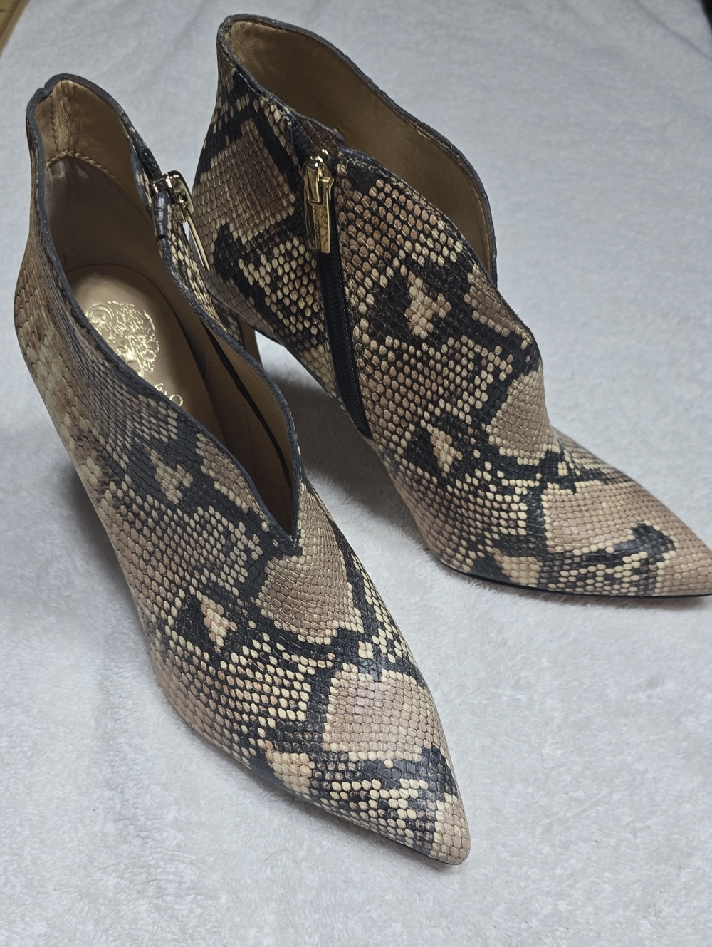 NWOT Vince Camuto Sestrind Ankle Booties